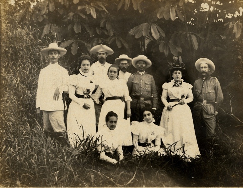 Foto de Magdalena Peñarredonda junto al Mayor general Pedro Díaz, el coronel Augusto Arnao y algunos familiares de la patriota. Fondos BNCJM
